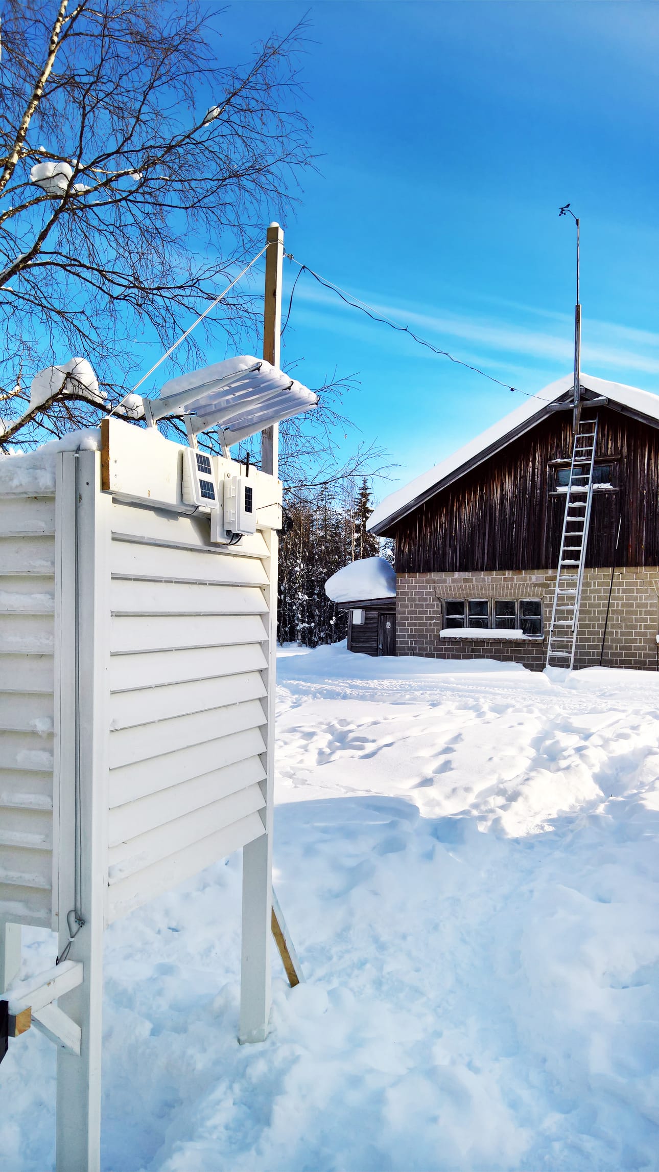 Sääkojussa on ulkolämpötila/kosteusmittaus, ulkokeskusyksikkö aurinkopaneeleineen sekä tuulettimen aurinkokenno. Lämpötila/kosteusanturi on kojun sisällä omassa säteilysuojassaan. Taustalla tuulimittari.