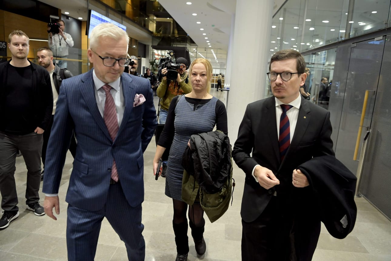 Asianajaja Kai Kotiranta (vasemmalla), toimittaja Laura Halminen sekä Helsingin Sanomien vastaava päätoimittaja Kaius Niemi Helsingin käräjäoikeudessa keskiviikkona. LEHTIKUVA / JUSSI NUKARI