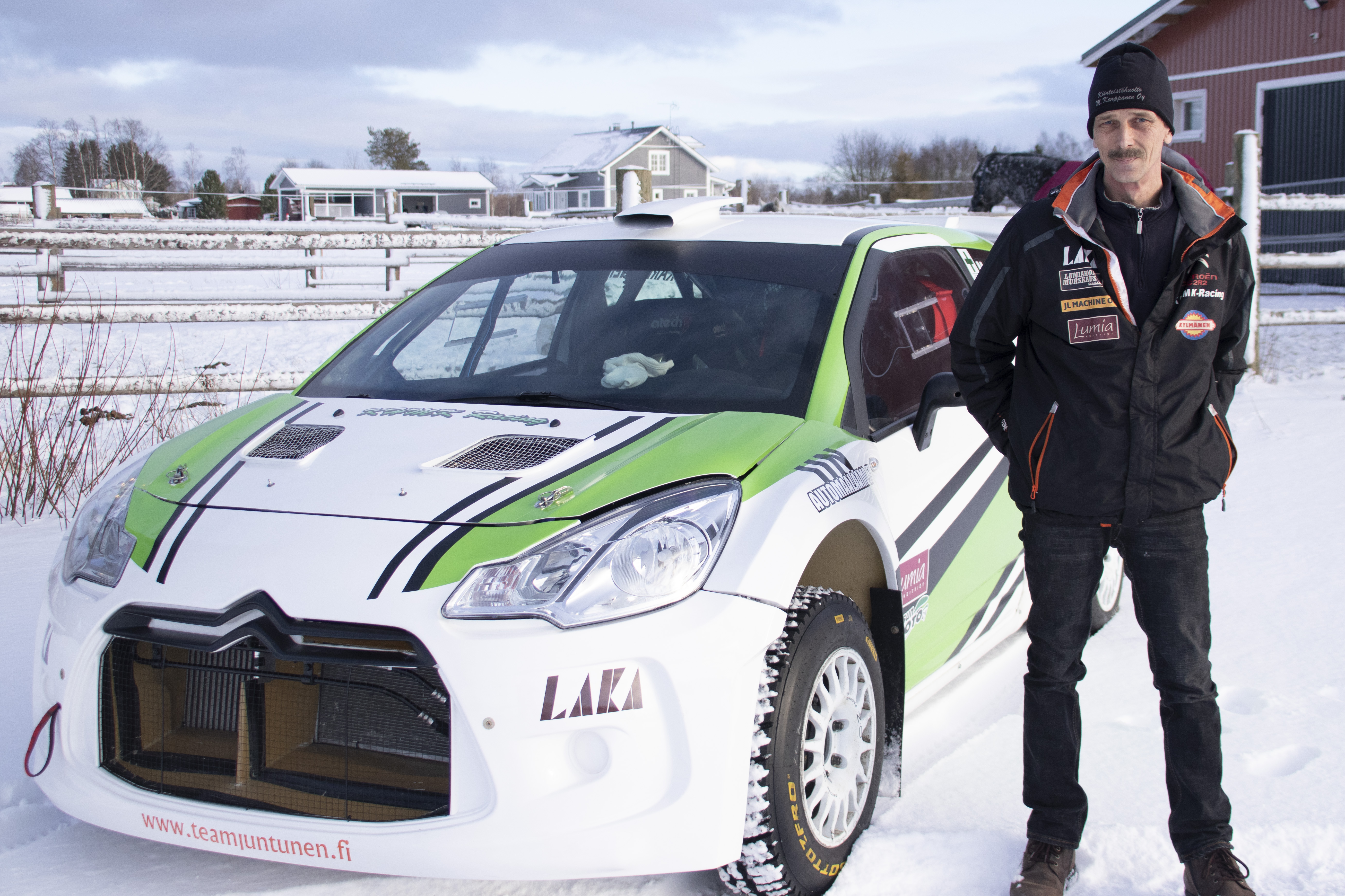 Mika Karppasen haaveissa on kisata jälleen vuoden päästä MM-rallissa Espanjassa. Kotitallilla voi rentoutua ratsastaen Spotti-hevosella.