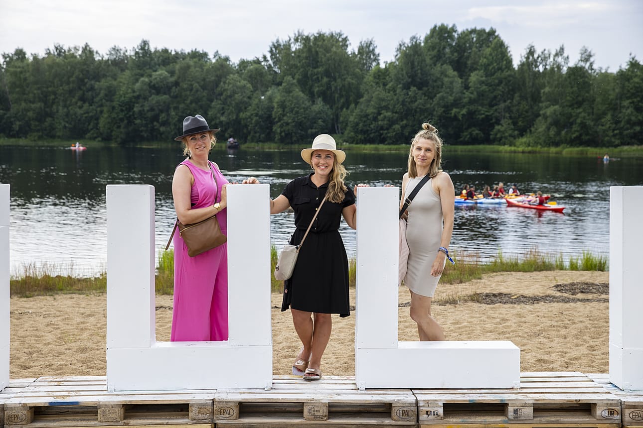 Hanna Mäki, Anne Mehtälä ja Kaisa Mäki pääsivät Suomipop Festivaaleille viime vuoden tapahtumaan ostetuilla lipuilla, sillä viime kesänä tapahtuma peruttiin koronan vuoksi.