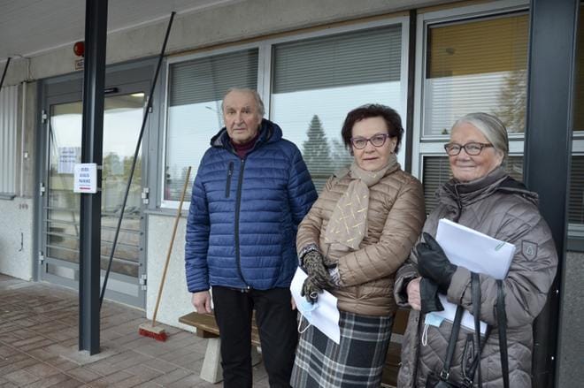Vanhusneuvoston jäsen Jorma Hauta-aho, yhdistyksen hallituksen puheenjohtaja Helinä Mesiäislehto-Soukka ja vammaisneuvoston puheenjohtaja Sisko Halonen luovuttivat adressin, jossa kannetaan huolta Lehtimäen ikäihmisistä. KUVA: SARI HEINILÄ