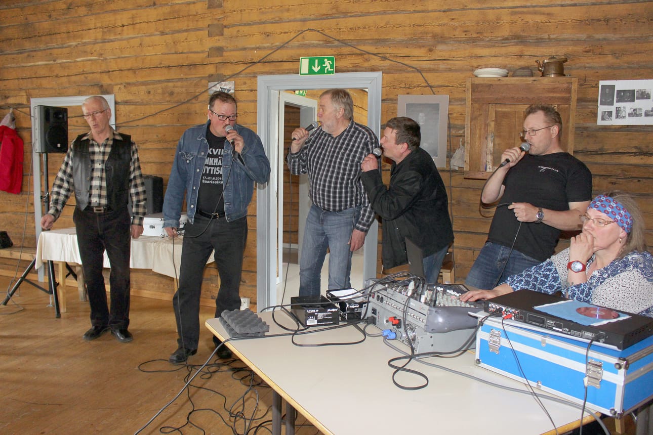 Tapasin viehättävän naisen, auuu... Siikalatvan karaokeharrastajat ovat koostaneet Ritva Ikolan kanssa tulevalle lauantaille rakkausaiheisen konsertin, joka sisältää syvien tunteiden lisäksi myös huumoria. Treffikokemuksistaan kertomassa Risto Kankaristo, Olavi Nikumatti, Jussi Ojakoski, Jarmo Tuovinen ja Ari Hyvönen. Miksaamassa Riitta Rajamäki.