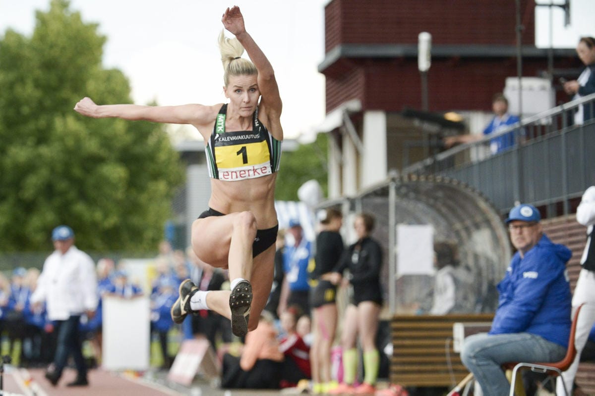 Kristiina Mäkelä saavutti lauantai-iltana Joensuussa kymmenennen kolmiloikan Suomen mestaruutensa. Lehtikuva / Mikko Stig