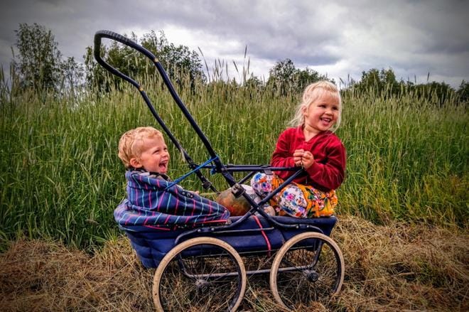 1. Julkujärvellä asuvat Aatos ja Anni Ahola ovat lomatunnelmissa mummilassa Kauhavan Hirvijoella. Heillä on riemua kesän toivotuimmassa menopelissä, retrorallirattaissa. KUVA: KATRIINA KIVISTÖ