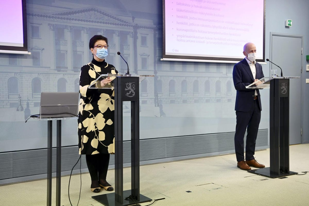 STM:n johtava asiantuntija Liisa-Maria Voipio-Pulkki (vas.) ja THL:n ylilääkäri Otto Helve kertoivat koronatilanteesta Helsingissä torstaina. LEHTIKUVA / ANTTI AIMO-KOIVISTO