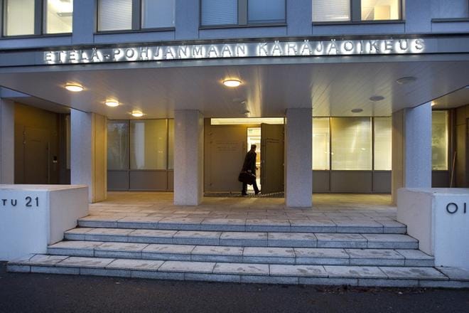 Rikoksesta kuluu joskus kauan aikaa ennen kuin oikeustalon ovet avataan käsittelyä varten. Erityisesti talousrikokset ovat monimutkaisia ja vaativat työtä. KUVA: HARRI TOIVOLA