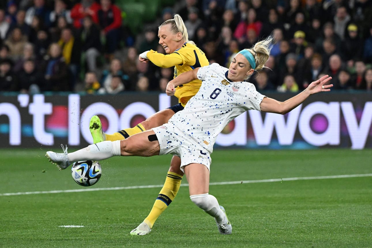 Pallosta kamppailemassa Ruotsin Stina Blackstenius (takana) ja Yhdysvaltain Julie Ertz. LEHTIKUVA/AFP