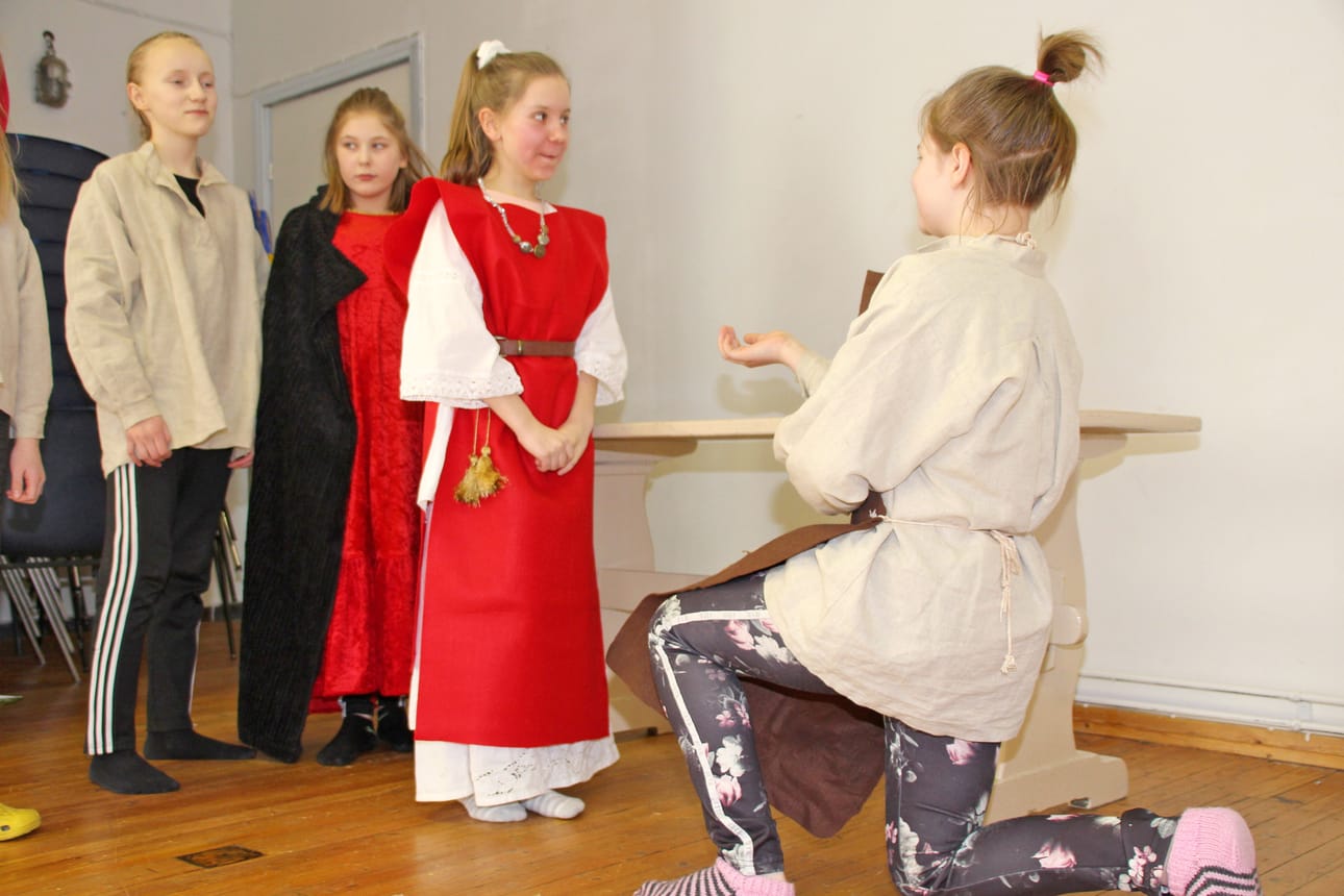 Pohjolan neito (Martta Kinnunen) ei ota seppä Ilmarisen (Neea Sarkkinen) kosintaa kuuleviin korviinsa.