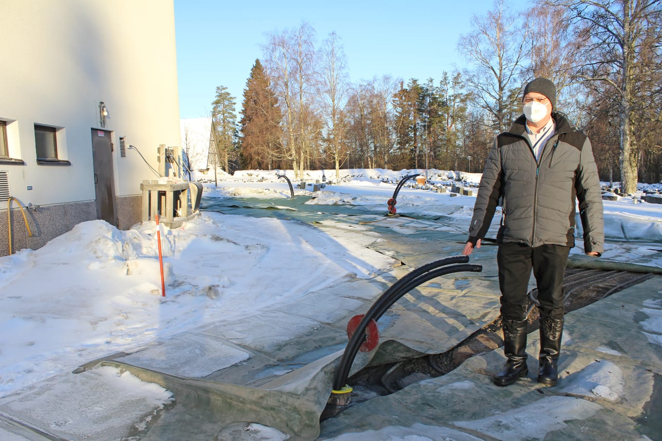 Maalämpörakentaminen Ähtärin kirkon alueella valmistuu helmikuussa, kertoo seurakunnan talouspäällikkö Kalle Klaavo.