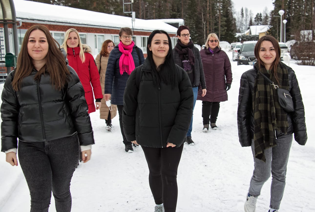 Rina Sylejmani, Endrita Kokollari ja Elona Rexhepi ovat töissä Kauhajoella Männikönkodilla ja heille ovat tulleet viime päivinä hyvin tutuiksi sanat käsidesi ja maski. Taustalla ohjaajia ja koulutuksesta vastaavia: Kati Petäys, Tanja Kettu-Pihlaja, Leila Hautamäki, Riitta Laine ja Tiina Rauhalaakso.