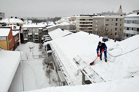 Lumi ja jää on poistettava katolta.