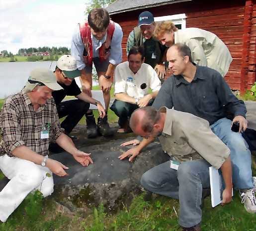 Kovasti kiinnostaa. Geologi Jouni Vuollo (vas) esittelee kansainväliselle geologijoukolle kohtaa, josta kivinäyte otettiin.