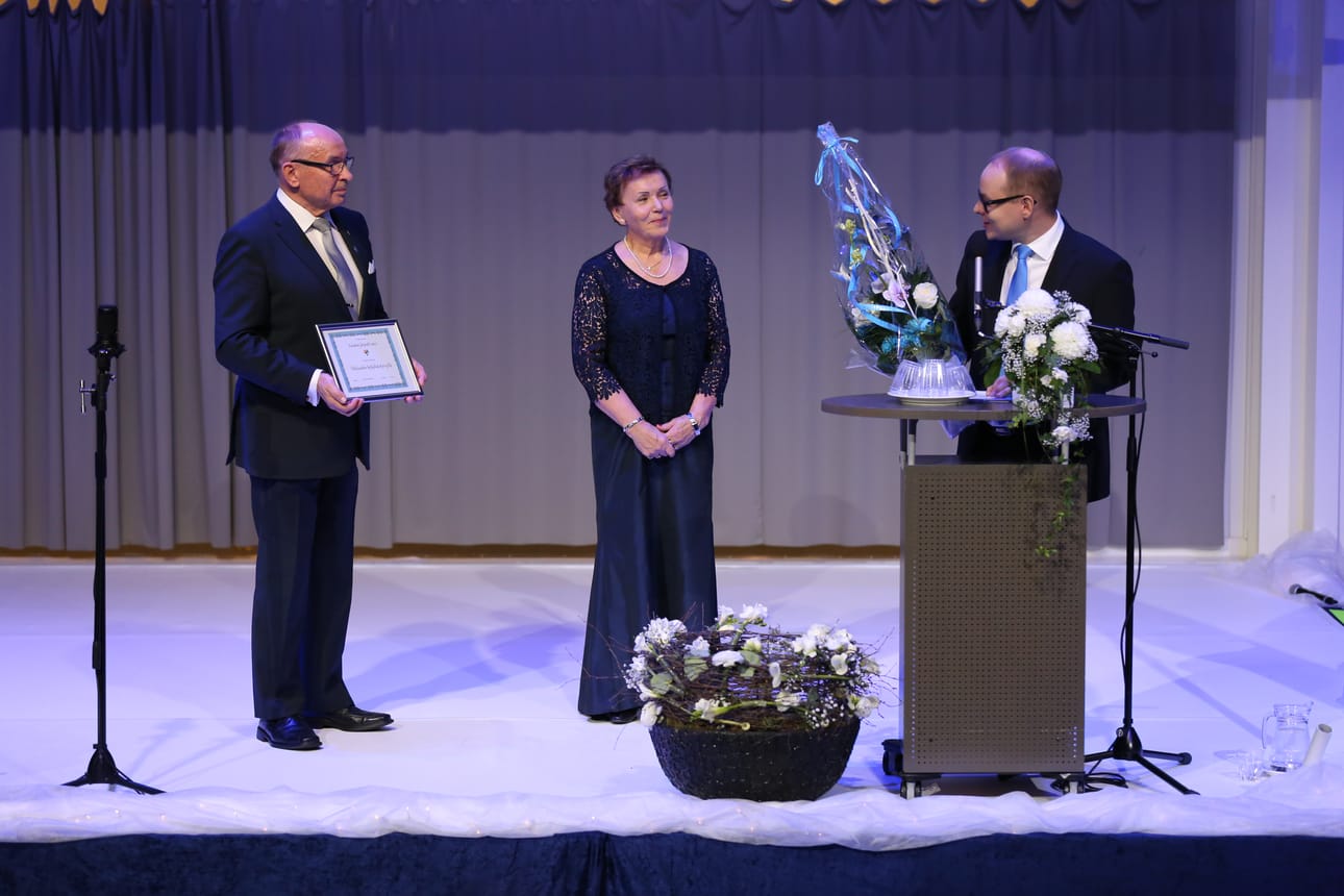 Vuoden kempeleläisenä järjestönä palkittiin Vihiluodon kyläyhdistys. Palkinnon otti vastaan yhdistyksen sihteeri Eva Maijala. Palkinnon luovuttivat yhteistöllisyysvaliokunnan puheenjohtaja Pertti Sankilampi (vasemmalla) ja kunnanhallituksen puheenjohtaja Antti Ollikainen.