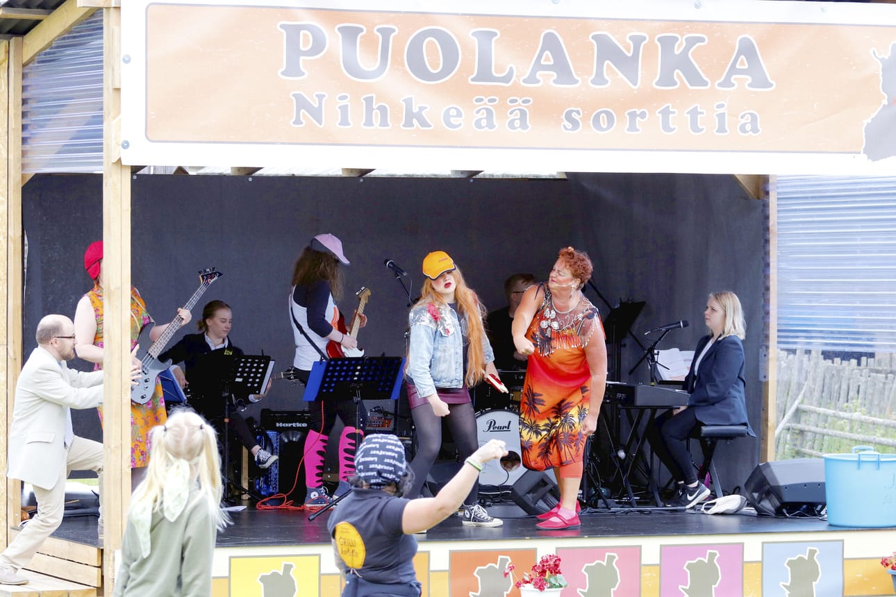 Mitä ihmettä! Löikö yltiöpositiivinen onnellisuuskonsultti Ilona (Riitta Nykänen) todellakin tarinan sankaritarta Maijaa (Justiina Mäkäräinen) päin näköä?