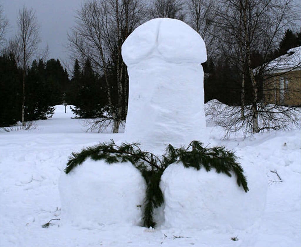 Lumiveistoskisan veistosten tuhoajat tekivät kisapaikalle oman veistoksensa.