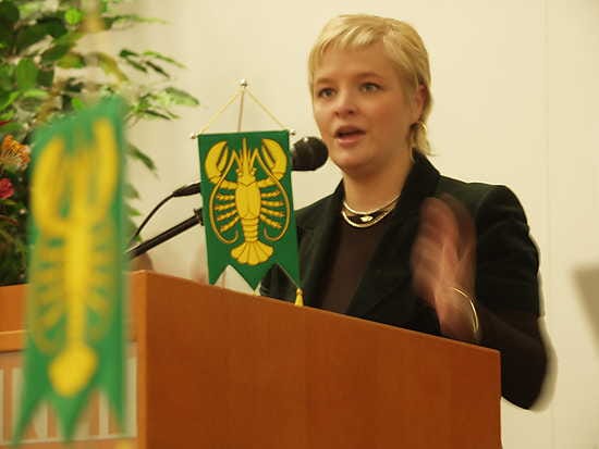 Kokoomuksen Piia-Noora Kaupin mukaan parlamentin yli ollaan kävelemässä.