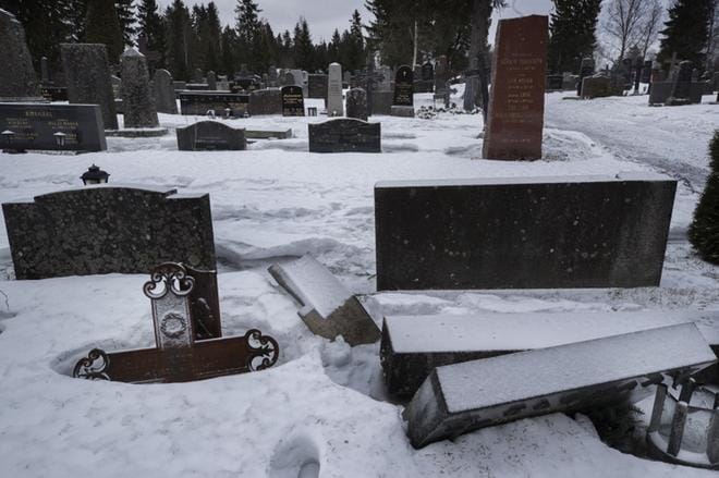 Laihialla kaadettiin hautakiviä nurin keskellä päivää viime viikon keskiviikkona. Kuva: Minna Antila