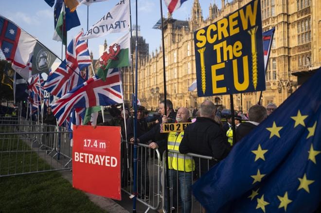 Brexitin kannattajat ja vastustajat protestoivat torstaina parlamenttitalon edustalla Lontoossa. KUVA: Will Oliver/EPA
