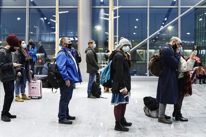 Finnair vaatii torstaista lähtien Suomeen tulevilta matkustajiltaan todistuksen negatiivisesta koronavirustestituloksesta tai koronaviruksen sairastamisesta. Kuva: Roni Rekomaa