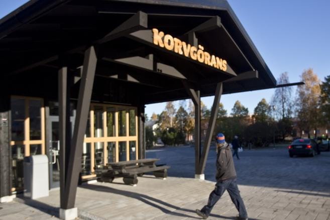 Korv-Görans palvelee vaasalaisia Palosaaren torilla. KUVA: EETU SILLANPÄÄ