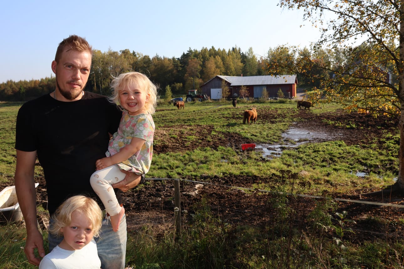 Thomas Axénin tilalla Tiukassa eläimet ovat pelloilla aivan pihapiirin ääressä. Lapset Wera ja Wiggo ovat tottuneet siihen, että maatila on osa arkea.