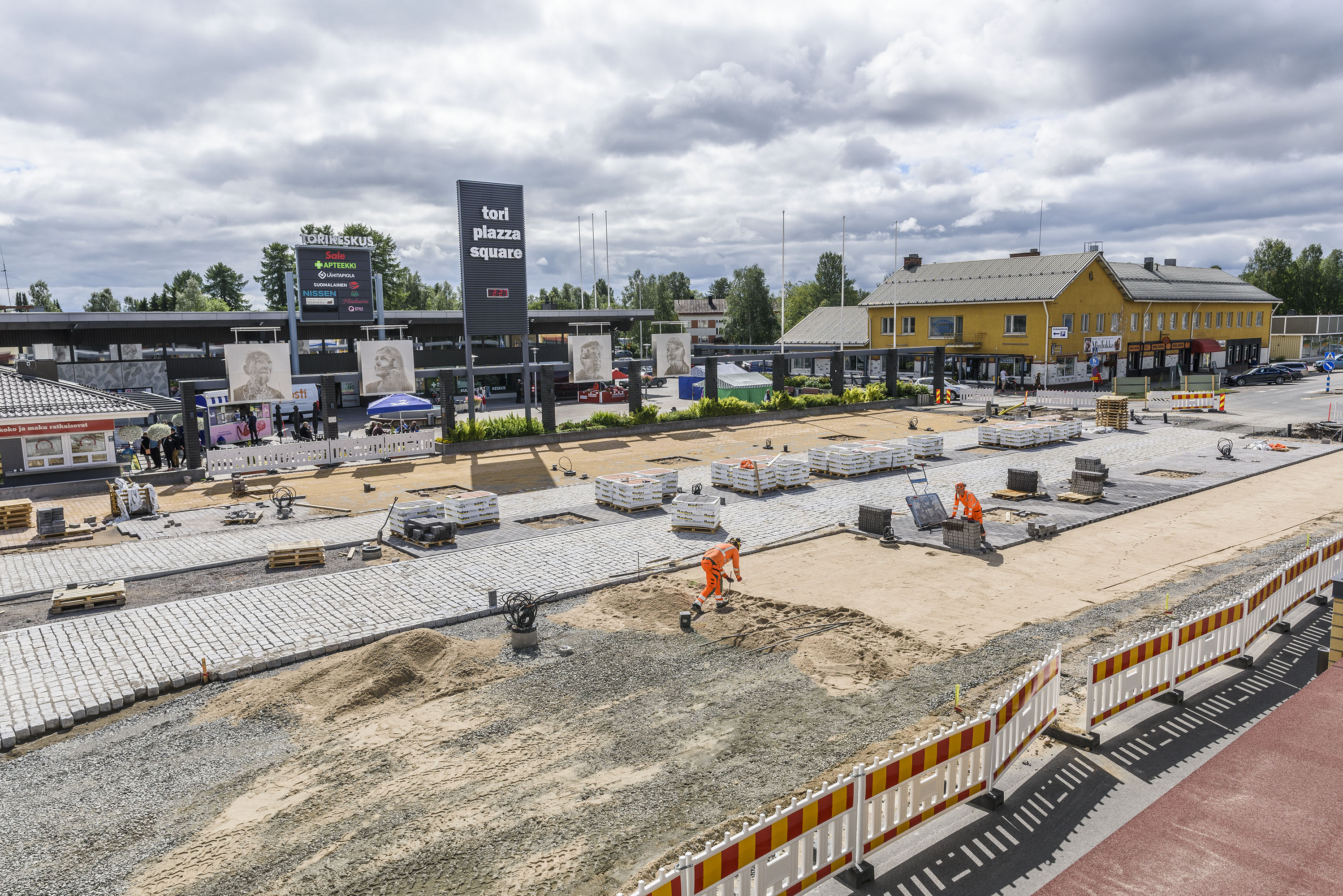 Liikennevaloista kiertoliittymät, satoja istutuksia ja Neljäntienristeyksestä kävelykatualue 20 km/h rajoituksella – kokosimme Kitkantien tuntuvimmat muutokset yksiin kansiin