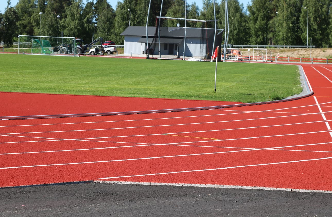 Oulaisten remontoidun urheilukentän ensimmäinen isompi yleisurheilukisa nähdään lauantaina heittolajeissa.