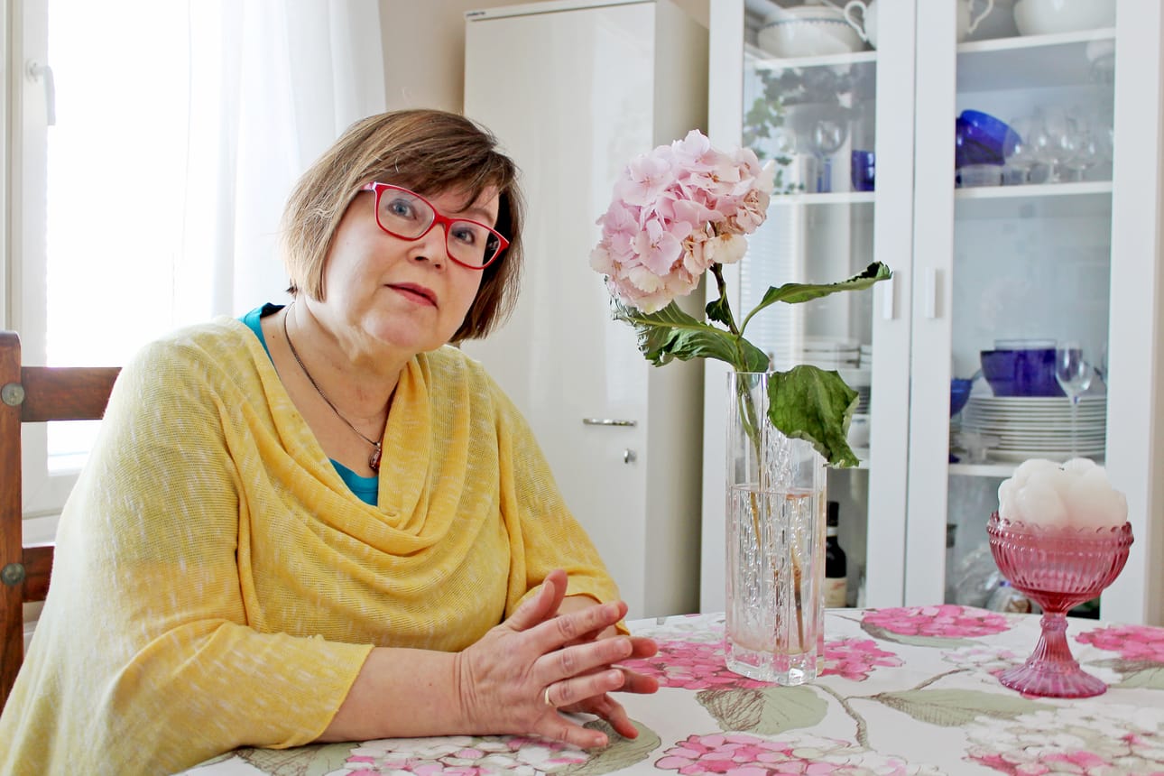 Marjaana Koistinen kertoo, että sureva ihminen ei ole oma itsensä. Nyt neljä vuotta leskeytymisen jälkeen hän kokee olevansa sinut itsensä ja surun kanssa.