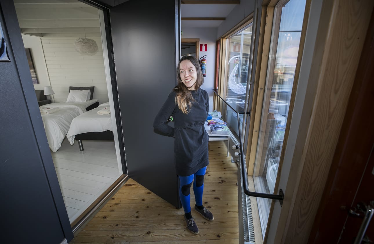 Asiakaspäällikkö Sari Peltoniemi esittelee Liminganlahden luontokeskuksen hotellin huoneita. Kysyntää on ollut, kun kunta julkaisi edullisen tarjouksen koko hotellin vuokrauksesta.