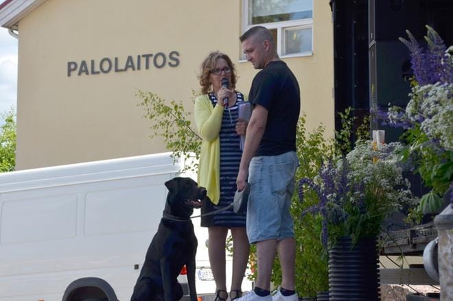 Savukekoira Pokka esiintyi aurinkoisessa säässä markkinayleisölle. KUVAT: JUHO KORPELA