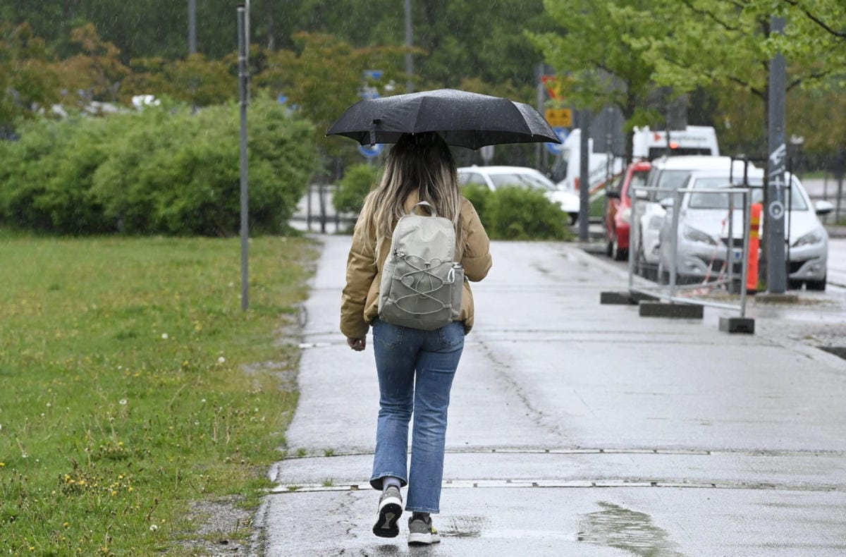 Sää on huomenna koulujen päättymis- ja juhlapäivänä epävakainen lähes koko maassa, kertoo Ilmatieteen laitos. LEHTIKUVA / Heikki Saukkomaa