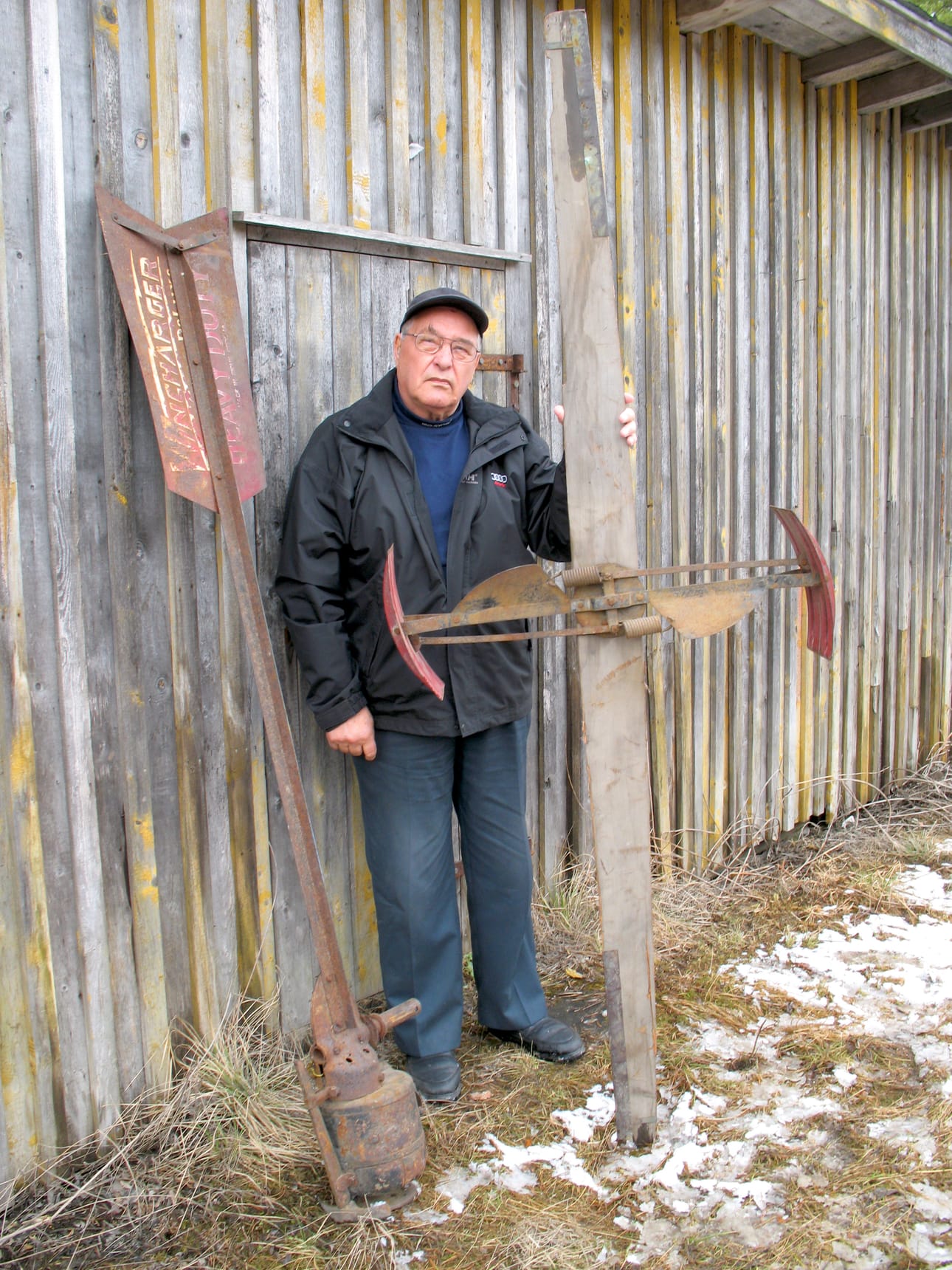 Pudasjärveläisen tuulivoiman juuret. Pekka Nevakivi ja isänsä Reinon välirauhan aikana hankkima tuulivoimala, jolla tuotettiin sähköä 1940-luvun lopulle saakka.