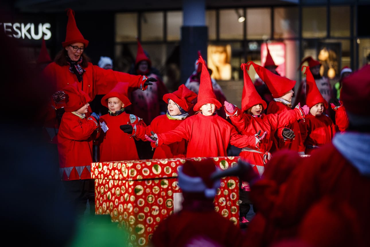 Vuoden 2018 Tonttukarusellissa esiintyi Napapiirin päiväkodin lapsia.
