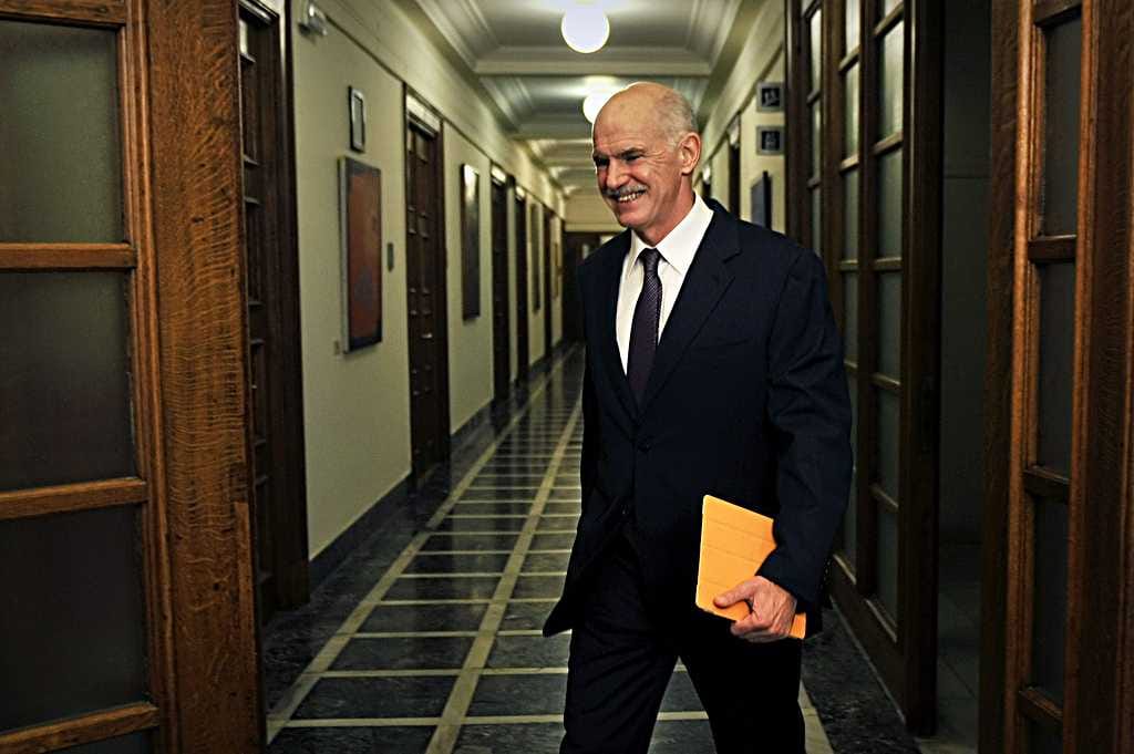 Pääministeri George Papandreou uskoo kansanäänestyksen selventävän EU:n velkaratkaisua.