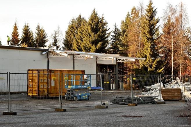 Tanelinrannan kosteus- ja homevaurioista kärsinyt Sale on menossa kovaa vauhtia maan tasalle. Työn tekevä purku-urakoitsija lajittelee mahdolliseen uusiokäyttöön sopivan tavaran kaatopaikka-aineksesta. KUVA: HEIKKI HAKANEN
