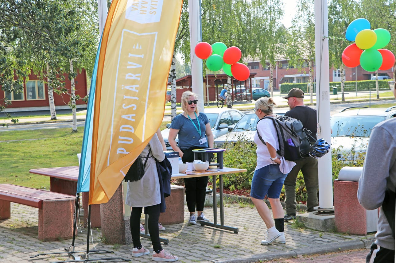 Tietoa perhepalveluista ja pelejä oli esillä kaupungintalon pihalla.