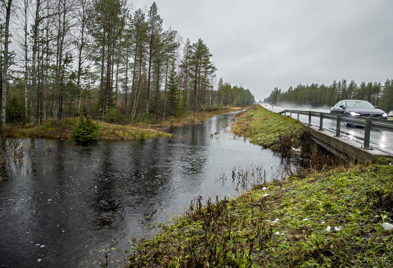 Lähellä Somerovaaran risteystä Kuusamontien varressa luikertelevan Pikku-Martimojoen vesi on korkealla.