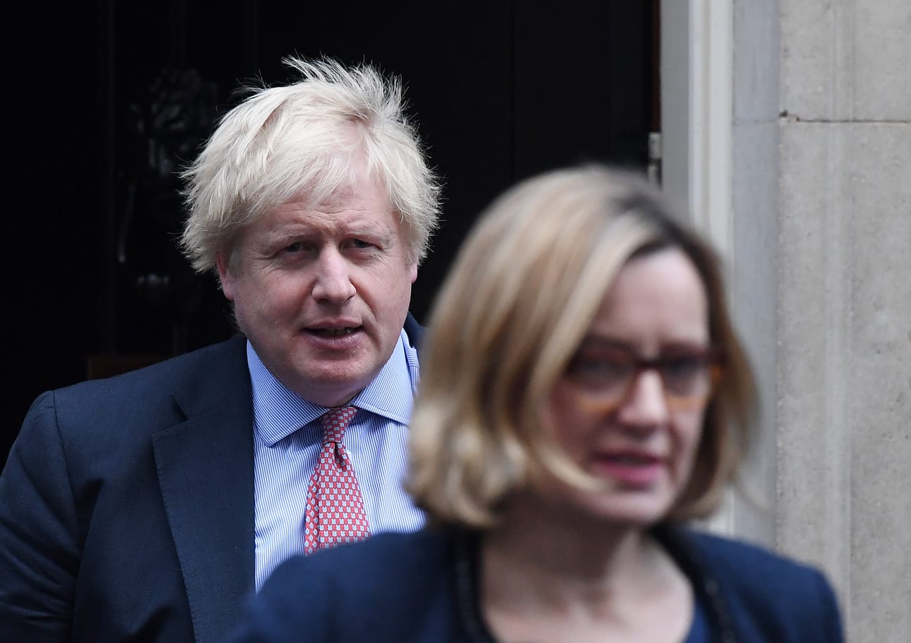 Britannian työ- ja elinkeinoministeri Amber Rudd (edessä) ilmoitti lauantaina eroavansa tehtävästään ja konservatiivipuolueesta. Arvostelijoiden mukaan Boris Johnsonin (vasemmalla) hallitus ei edes yritä saada sopimusta EU:n kanssa.