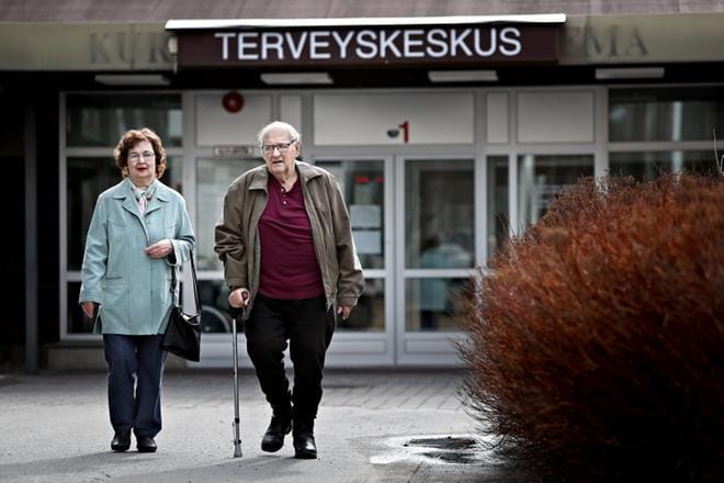 Kaarina ja Raimo Silanderilla ei ole kokemusta pikapolista, mutta he ovat olleet muutoin hyvin tyytyväisiä Kurikan terveyskeskuksen palveluihin. KUVAT: TOMI KOSONEN