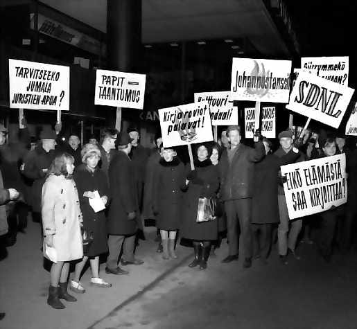 Salamasotaa. Suomen kulttuuri-ilmapiiri leimahti liekkeihin 1960-luvun puolivälissä, kun kirjailija Hannu Salamalle luettiin syyte jumalanpilkasta. Kuva Helsingin tukimielenosoituksesta 1965.