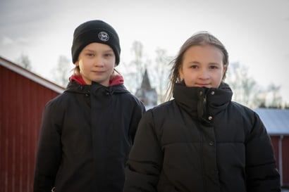 Lumijokiset Juulia ja Niclas edustavat kotikuntaansa lasten itsenäisyyspäivän juhlassa Valtioneuvoston linnassa