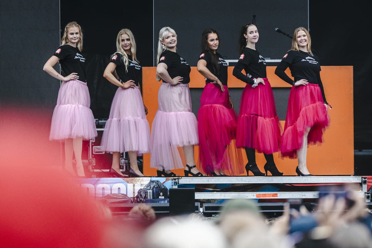 Miss Rovaniemi -kilpailun finaali nähtiin lauantaina Simerockin päälavalla. Voittaja Ebba Illikainen on kuvassa kolmas vasemmalta.