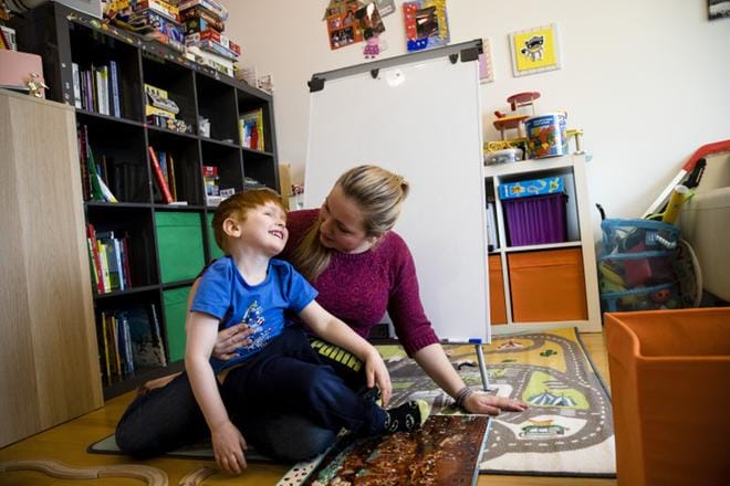 Vuosaaressa asuva Mikael Markovin äiti Alena Markova perusti äitiyslomallaan perhetukiyhdistyksen Suomen venäjänkielisille. Hän kertoo, että monelta puuttuu oikeaa tietoa esimerkiksi lastensuojeluviranomaisten toiminnasta. KUVA: Joel Maisalmi