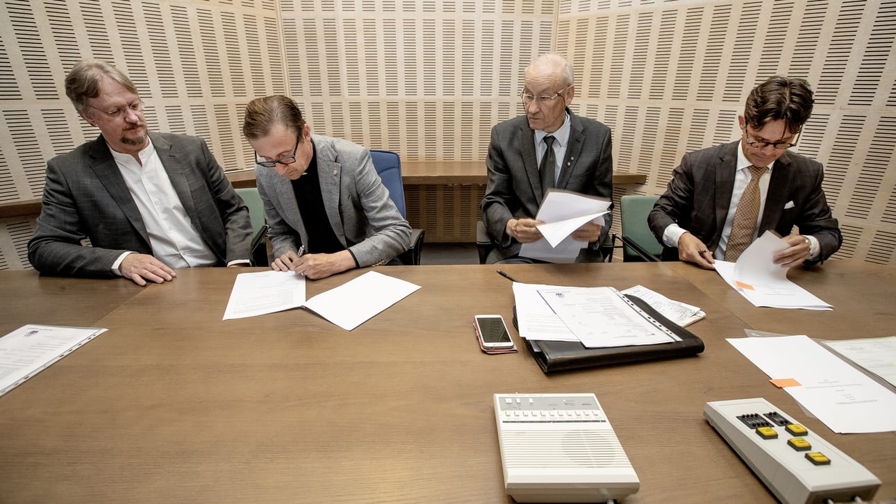 Seurakunnan talousjohtaja Heikki Ilkko (vas.), kirkkoherra Harri Joensuu ja Kordelinin säätiön toimitusjohtaja Erik Båsk (oik.) allekirjoittivat kauppakirjat Raahen oikeustalosta perjantaina kello 13. Kaupanvahvistajana toimi asianajaja Pentti Paakki.