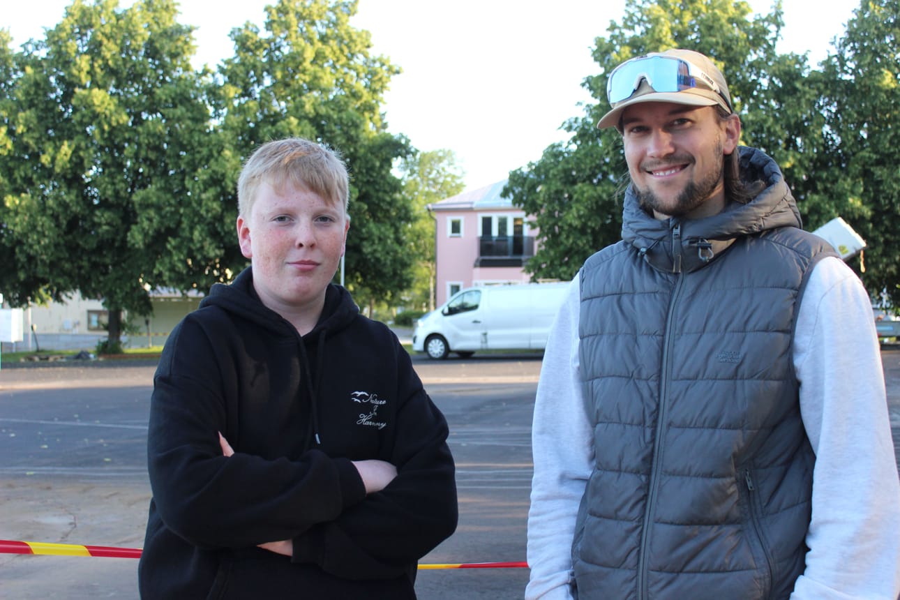 Kaskislainen Jesper Salo (vas.) toivoo, ettei uutta skeittipaikkaa mentäisi heti rikkomaan. Filiph Johansson lupaa, että kaupunki järjestää nuorisovaltuuston kanssa avajaiset kun paikka valmistuu.