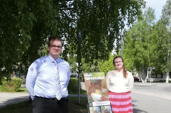 Kutsuja konventtiin tarjoavat Alajärven keskustassa paikalliset todistajat Juhani ja Emmi-Lotta Valli.