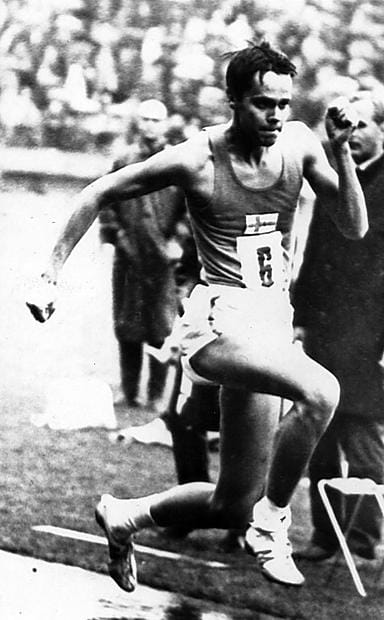 Pertti Pousi loikki 1960-luvulla tulostauluun sellaiset lukemat, jotka ovat olleet vuosi toisensa jälkeen liian kova haaste suomalaisille kolmiloikkaajille. Ainoa todellinen SE:n uhkaaja on Johan Meriluoto.