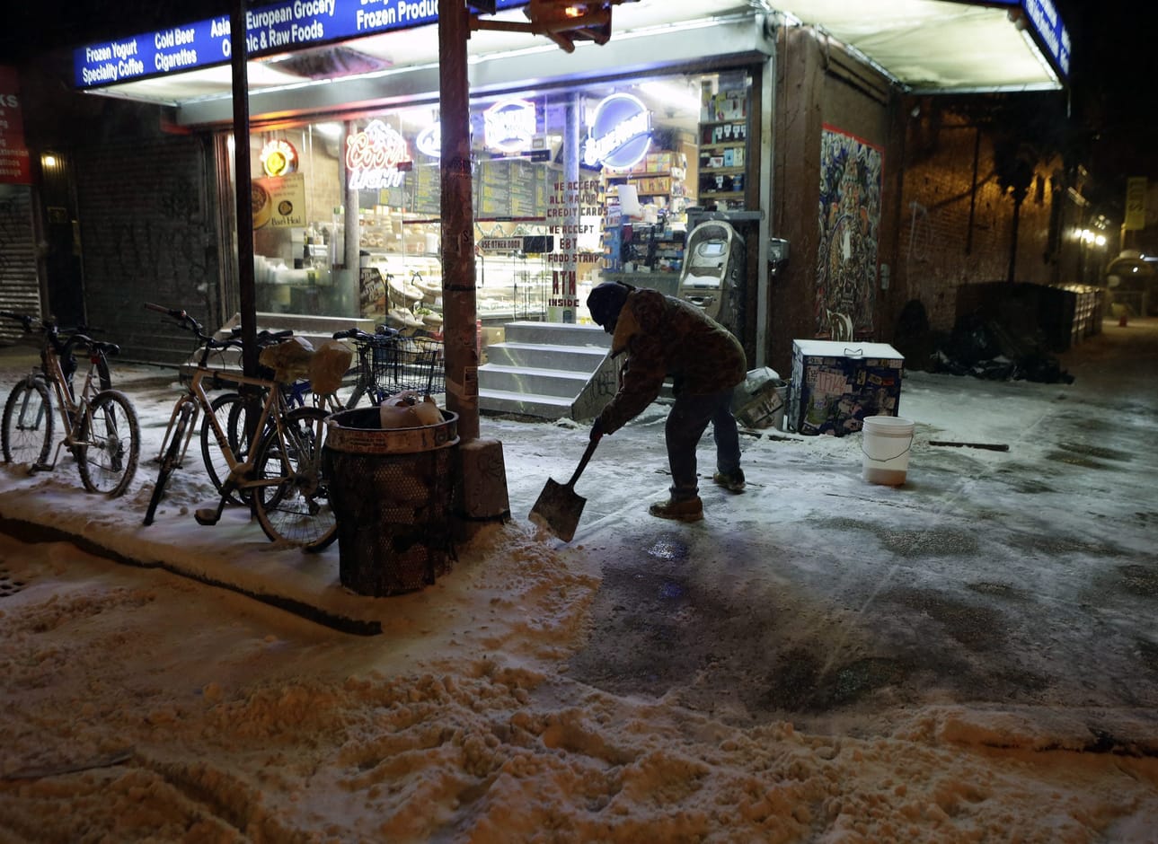 New Yorkin Manhattanillakin on jouduttu lumitöihin Yhdysvaltojen koillisosaa koettelevan talvimyrskyn vuoksi.
