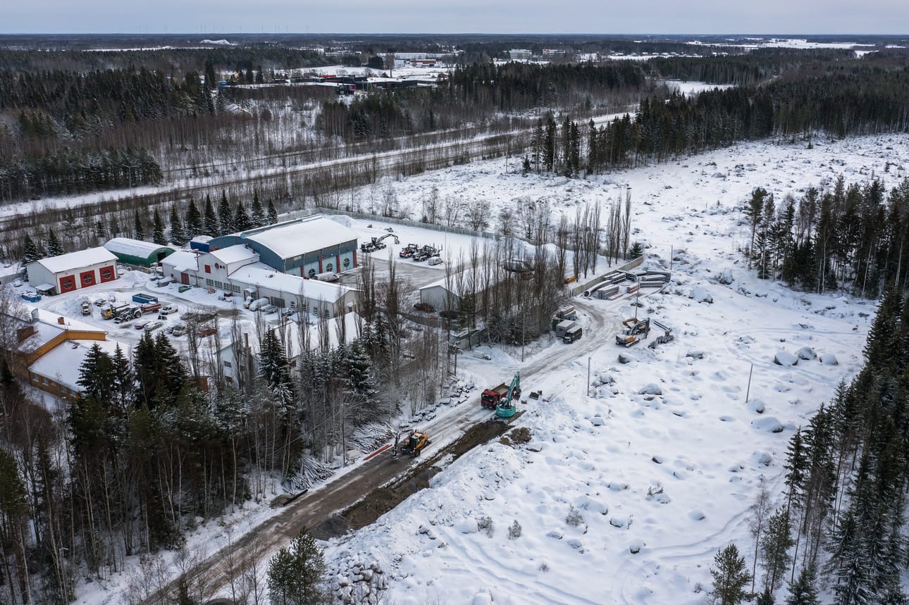 Työkoneet odottavat. Hevossaarentietä on tarkoitus jatkaa. Uusien tonttien kohdalta on jo aiemmin kaadettu puita. Taustalla näkyy Vaasan moottoritie.