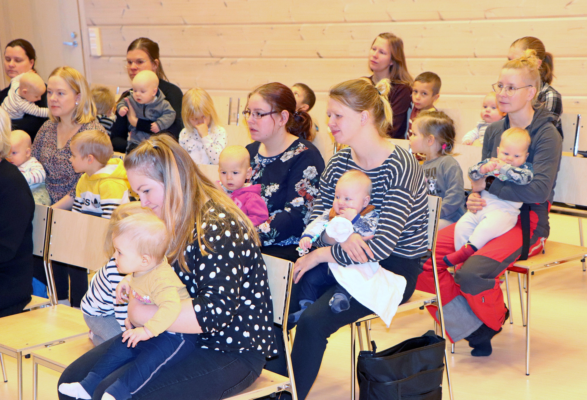 Pikku-Paavalin päiväkotiin saapui maanantaina vierailulle liki parikymmentä vauvaa vanhempineen ja sisaruksineen. 